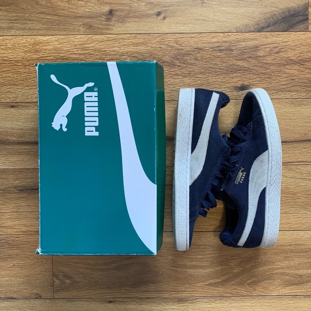 .
🏁 Navy Pumas
🏁 size 7, fits large
 
#Pumas
#blue
#shoes
#navy
#suede